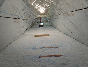 Zateplení stropu staršího rodinného domu pomocí foukané izolace